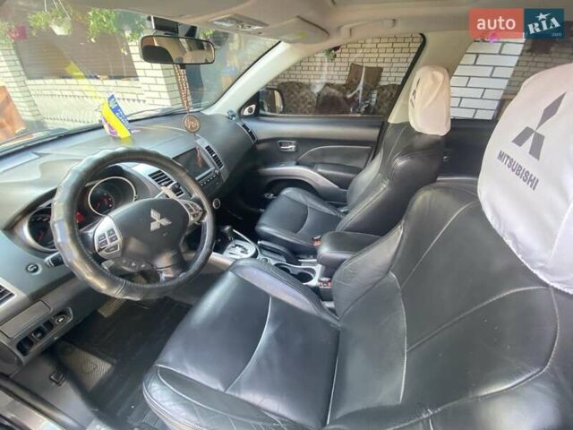 Серый Мицубиси Аутлендер, объемом двигателя 3 л и пробегом 232 тыс. км за 9200 $, фото 5 на Automoto.ua