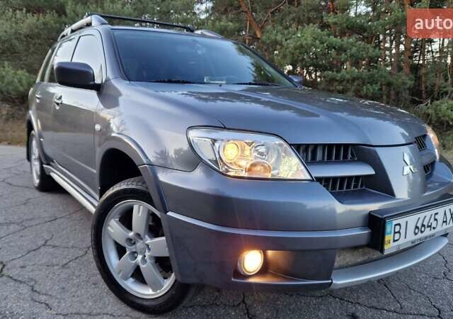 Серый Мицубиси Аутлендер, объемом двигателя 2 л и пробегом 157 тыс. км за 8300 $, фото 2 на Automoto.ua