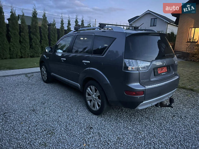 Серый Мицубиси Аутлендер, объемом двигателя 2 л и пробегом 235 тыс. км за 9000 $, фото 3 на Automoto.ua