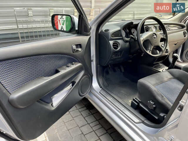 Сірий Міцубісі Аутлендер, об'ємом двигуна 2 л та пробігом 130 тис. км за 8500 $, фото 13 на Automoto.ua