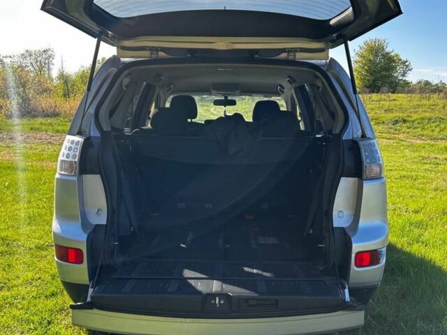 Серый Мицубиси Аутлендер, объемом двигателя 2 л и пробегом 330 тыс. км за 3500 $, фото 2 на Automoto.ua