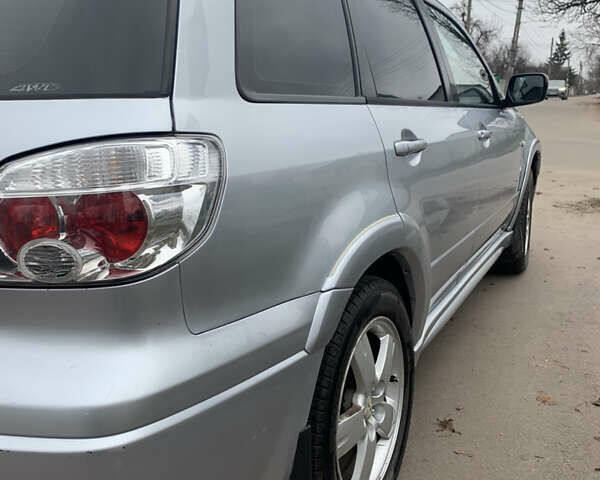 Серый Мицубиси Аутлендер, объемом двигателя 2 л и пробегом 247 тыс. км за 5999 $, фото 4 на Automoto.ua