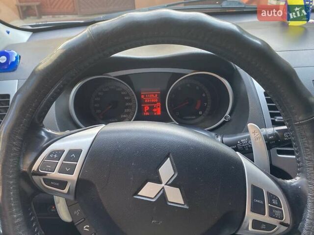 Серый Мицубиси Аутлендер, объемом двигателя 3 л и пробегом 232 тыс. км за 9200 $, фото 7 на Automoto.ua