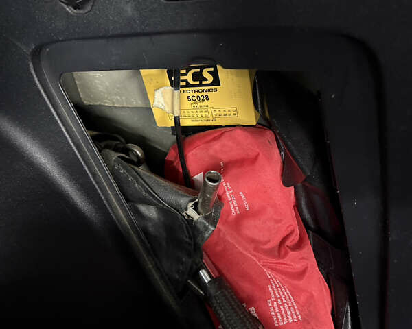 Сірий Міцубісі Аутлендер, об'ємом двигуна 2 л та пробігом 235 тис. км за 8950 $, фото 47 на Automoto.ua