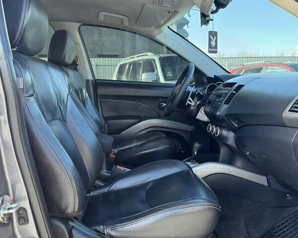 Серый Мицубиси Аутлендер, объемом двигателя 2.36 л и пробегом 215 тыс. км за 8000 $, фото 11 на Automoto.ua