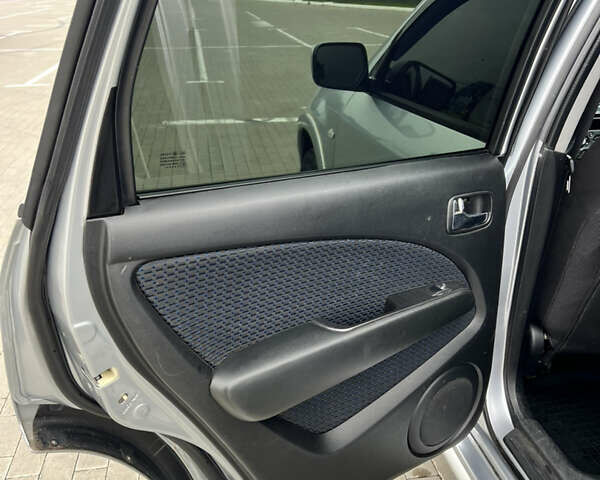 Серый Мицубиси Аутлендер, объемом двигателя 2 л и пробегом 209 тыс. км за 7200 $, фото 9 на Automoto.ua