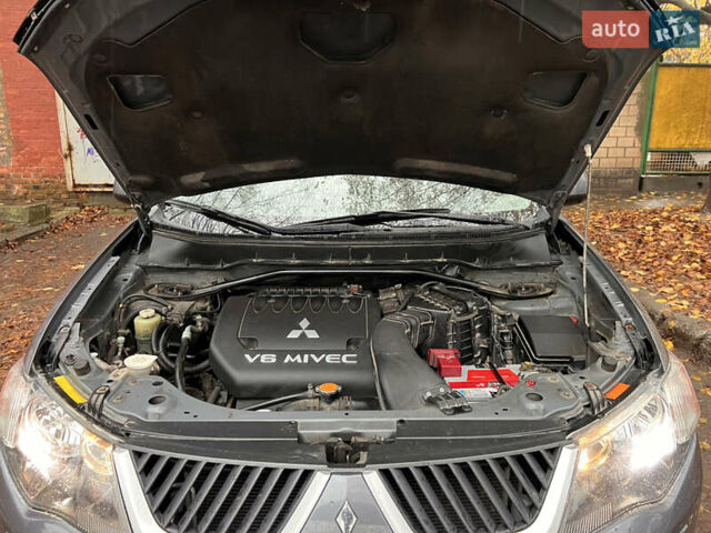 Сірий Міцубісі Аутлендер, об'ємом двигуна 3 л та пробігом 209 тис. км за 9800 $, фото 47 на Automoto.ua