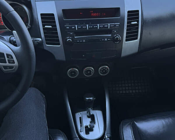 Серый Мицубиси Аутлендер, объемом двигателя 2.36 л и пробегом 215 тыс. км за 8000 $, фото 8 на Automoto.ua