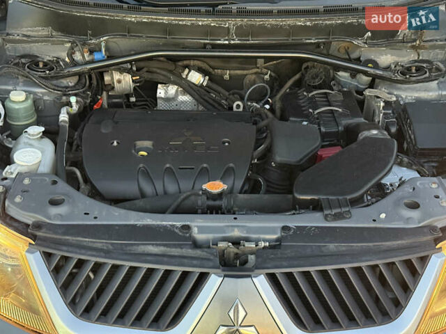 Серый Мицубиси Аутлендер, объемом двигателя 2.4 л и пробегом 210 тыс. км за 8300 $, фото 41 на Automoto.ua