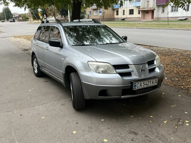 Серый Мицубиси Аутлендер, объемом двигателя 2 л и пробегом 237 тыс. км за 6000 $, фото 1 на Automoto.ua