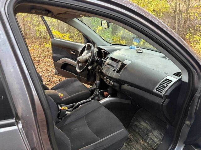 Міцубісі Аутлендер 2008 у Муровані курилівці на Automoto.ua Сірий Міцубісі Аутлендер, об'ємом двигуна 2 л та пробігом 203 тис. км за 8999 $, фото 8 на Automoto.ua