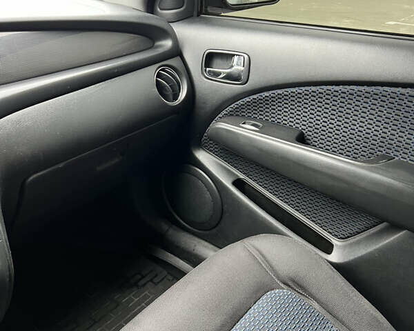 Серый Мицубиси Аутлендер, объемом двигателя 2 л и пробегом 209 тыс. км за 7200 $, фото 19 на Automoto.ua