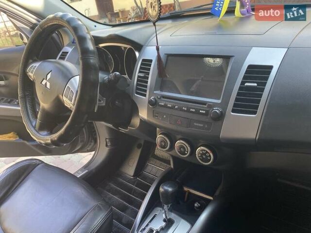 Серый Мицубиси Аутлендер, объемом двигателя 3 л и пробегом 232 тыс. км за 9200 $, фото 6 на Automoto.ua