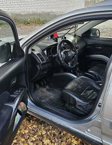 Серый Мицубиси Аутлендер, объемом двигателя 2.2 л и пробегом 280 тыс. км за 5300 $, фото 3 на Automoto.ua