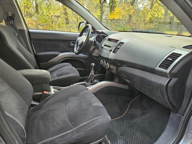 Серый Мицубиси Аутлендер, объемом двигателя 2 л и пробегом 400 тыс. км за 4700 $, фото 10 на Automoto.ua