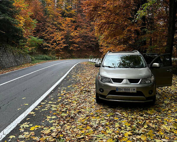 Серый Мицубиси Аутлендер, объемом двигателя 3 л и пробегом 119 тыс. км за 13300 $, фото 2 на Automoto.ua