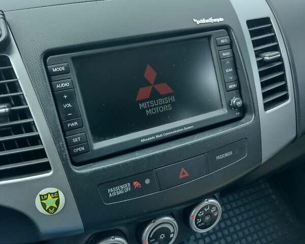 Серый Мицубиси Аутлендер, объемом двигателя 2.36 л и пробегом 313 тыс. км за 8800 $, фото 4 на Automoto.ua