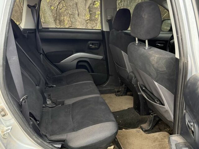 Серый Мицубиси Аутлендер, объемом двигателя 2 л и пробегом 340 тыс. км за 4000 $, фото 7 на Automoto.ua