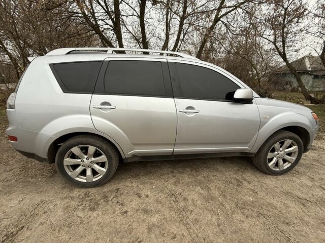 Серый Мицубиси Аутлендер, объемом двигателя 2 л и пробегом 340 тыс. км за 4000 $, фото 5 на Automoto.ua