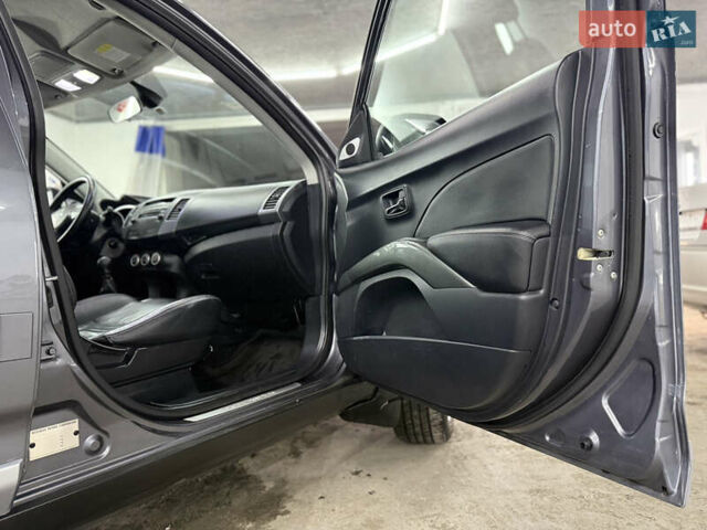 Сірий Міцубісі Аутлендер, об'ємом двигуна 2 л та пробігом 235 тис. км за 8950 $, фото 27 на Automoto.ua