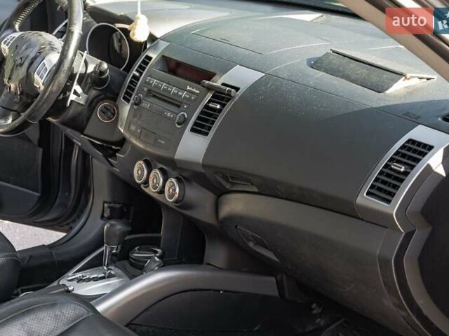 Серый Мицубиси Аутлендер, объемом двигателя 2.4 л и пробегом 280 тыс. км за 8000 $, фото 7 на Automoto.ua