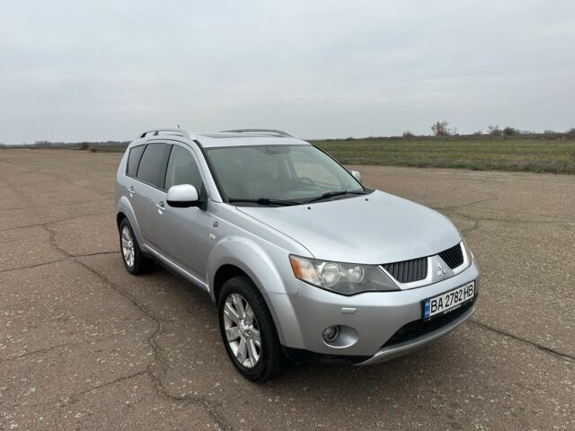 Серый Мицубиси Аутлендер, объемом двигателя 2 л и пробегом 200 тыс. км за 8300 $, фото 1 на Automoto.ua