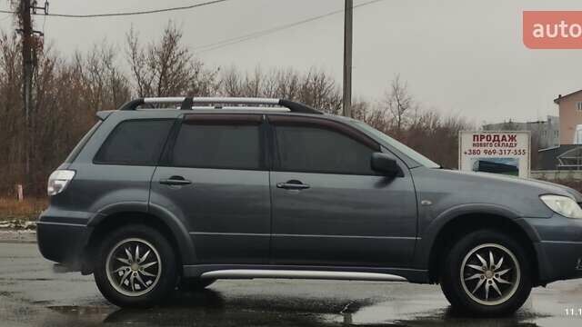 Серый Мицубиси Аутлендер, объемом двигателя 2 л и пробегом 200 тыс. км за 5999 $, фото 3 на Automoto.ua