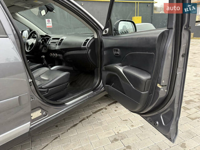 Сірий Міцубісі Аутлендер, об'ємом двигуна 2 л та пробігом 237 тис. км за 8999 $, фото 47 на Automoto.ua