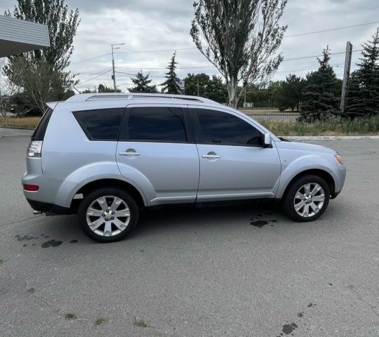 Серый Мицубиси Аутлендер, объемом двигателя 0 л и пробегом 280 тыс. км за 4800 $, фото 3 на Automoto.ua