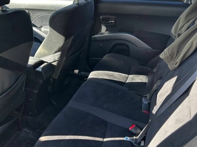 Сірий Міцубісі Аутлендер, об'ємом двигуна 2 л та пробігом 330 тис. км за 3500 $, фото 5 на Automoto.ua