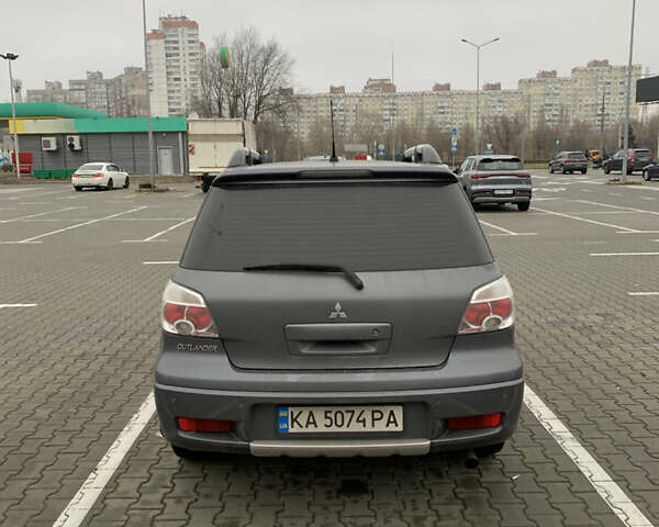 Серый Мицубиси Аутлендер, объемом двигателя 2.38 л и пробегом 227 тыс. км за 6600 $, фото 5 на Automoto.ua