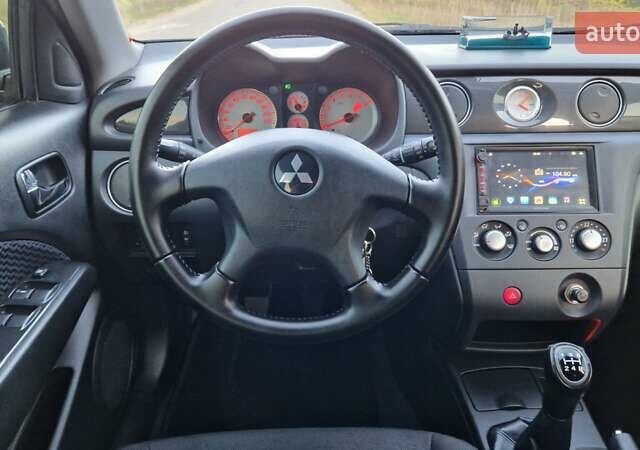 Серый Мицубиси Аутлендер, объемом двигателя 2 л и пробегом 157 тыс. км за 8300 $, фото 19 на Automoto.ua