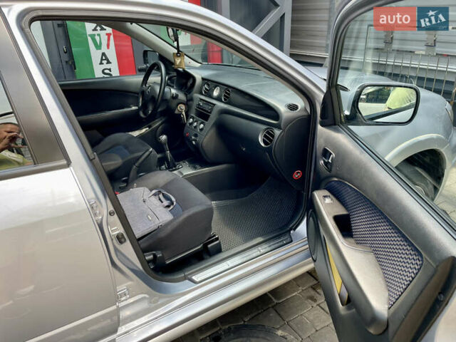 Сірий Міцубісі Аутлендер, об'ємом двигуна 2 л та пробігом 130 тис. км за 8500 $, фото 11 на Automoto.ua