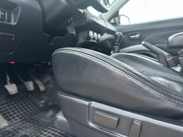 Серый Мицубиси Аутлендер, объемом двигателя 2 л и пробегом 200 тыс. км за 8300 $, фото 13 на Automoto.ua