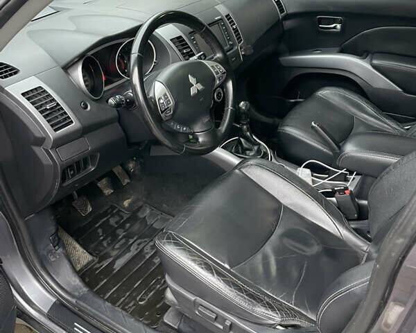 Серый Мицубиси Аутлендер, объемом двигателя 2.01 л и пробегом 345 тыс. км за 8100 $, фото 8 на Automoto.ua