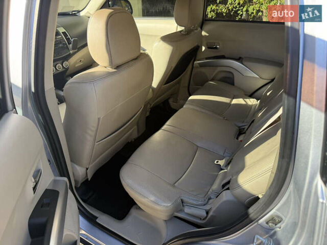 Серый Мицубиси Аутлендер, объемом двигателя 3 л и пробегом 176 тыс. км за 8300 $, фото 7 на Automoto.ua