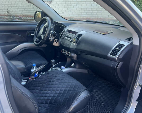 Серый Мицубиси Аутлендер, объемом двигателя 2.36 л и пробегом 245 тыс. км за 9300 $, фото 4 на Automoto.ua