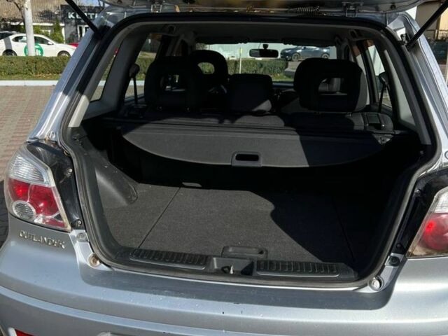 Серый Мицубиси Аутлендер, объемом двигателя 2 л и пробегом 214 тыс. км за 7300 $, фото 2 на Automoto.ua