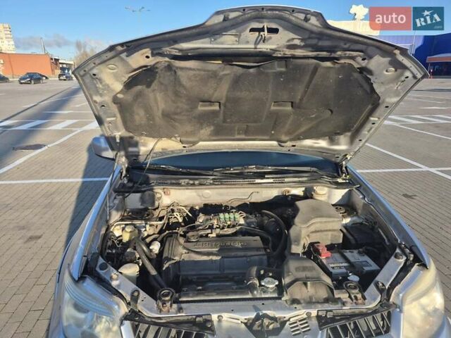 Сірий Міцубісі Аутлендер, об'ємом двигуна 2 л та пробігом 247 тис. км за 5600 $, фото 2 на Automoto.ua