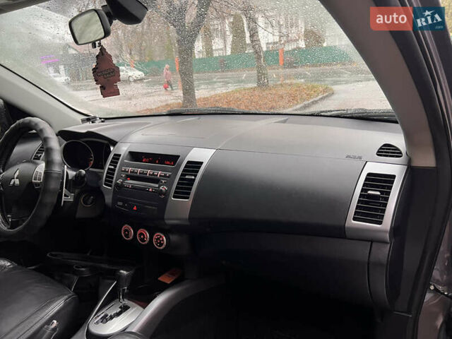 Сірий Міцубісі Аутлендер, об'ємом двигуна 3 л та пробігом 209 тис. км за 9800 $, фото 46 на Automoto.ua
