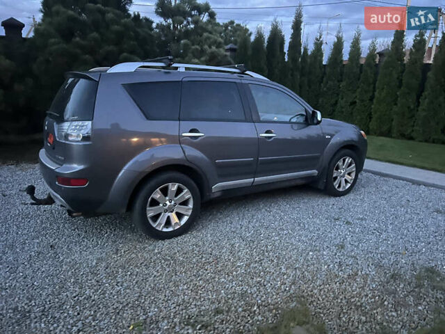 Серый Мицубиси Аутлендер, объемом двигателя 2 л и пробегом 235 тыс. км за 9000 $, фото 5 на Automoto.ua