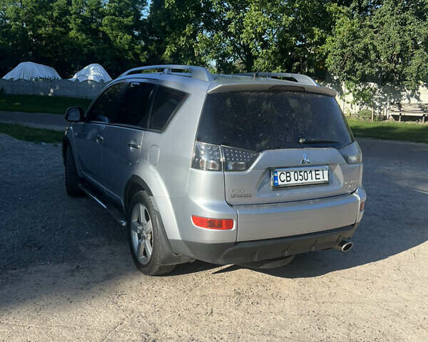 Серый Мицубиси Аутлендер, объемом двигателя 2.36 л и пробегом 245 тыс. км за 9300 $, фото 2 на Automoto.ua