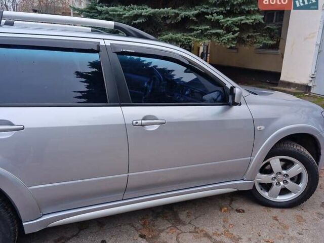 Серый Мицубиси Аутлендер, объемом двигателя 2.38 л и пробегом 113 тыс. км за 8900 $, фото 3 на Automoto.ua