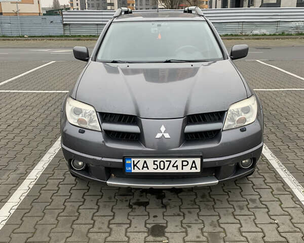 Серый Мицубиси Аутлендер, объемом двигателя 2.38 л и пробегом 227 тыс. км за 6600 $, фото 1 на Automoto.ua