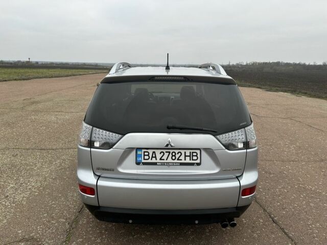 Серый Мицубиси Аутлендер, объемом двигателя 2 л и пробегом 200 тыс. км за 8300 $, фото 6 на Automoto.ua