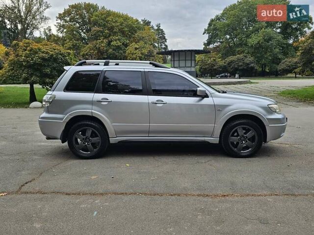 Серый Мицубиси Аутлендер, объемом двигателя 2.38 л и пробегом 200 тыс. км за 5700 $, фото 8 на Automoto.ua