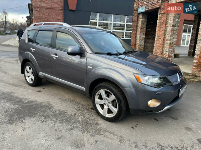 Серый Мицубиси Аутлендер, объемом двигателя 3 л и пробегом 294 тыс. км за 8200 $, фото 1 на Automoto.ua