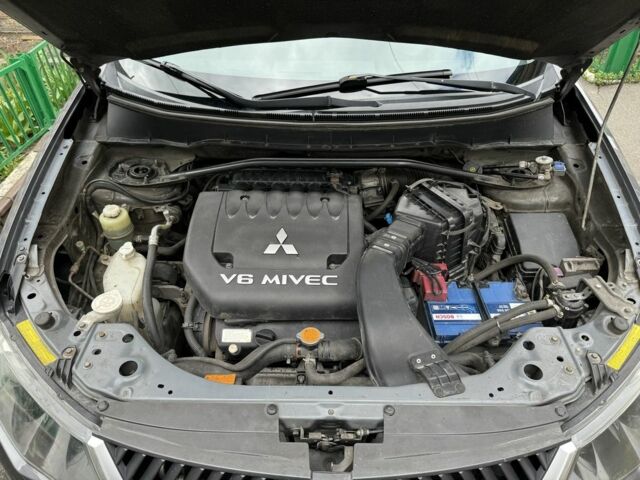 Серый Мицубиси Аутлендер, объемом двигателя 3 л и пробегом 190 тыс. км за 12500 $, фото 7 на Automoto.ua