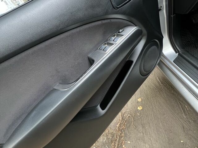 Серый Мицубиси Аутлендер, объемом двигателя 2 л и пробегом 237 тыс. км за 6000 $, фото 7 на Automoto.ua