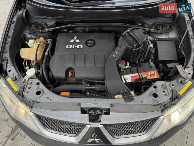 Сірий Міцубісі Аутлендер, об'ємом двигуна 2 л та пробігом 237 тис. км за 8999 $, фото 56 на Automoto.ua